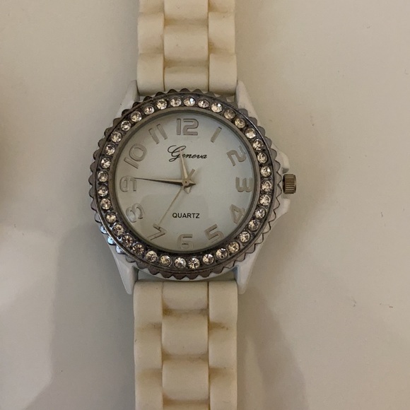 Watches (need batteries) - Picture 3 of 5